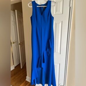 Maxi dress with an opening in the bottom part. Beautiful blue dress.